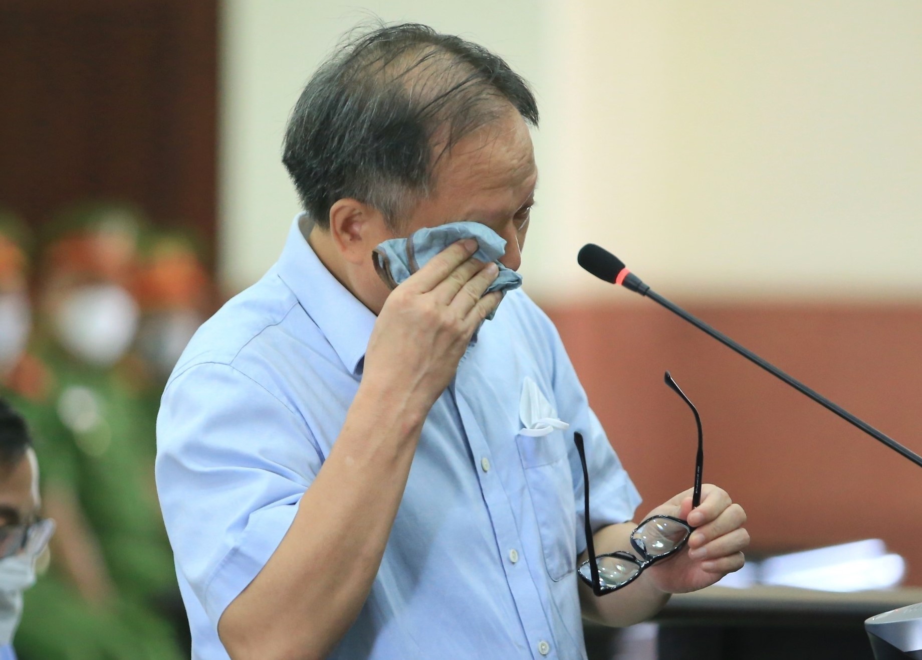 Ong Tat Thanh Cang bat khoc tai toa hinh anh