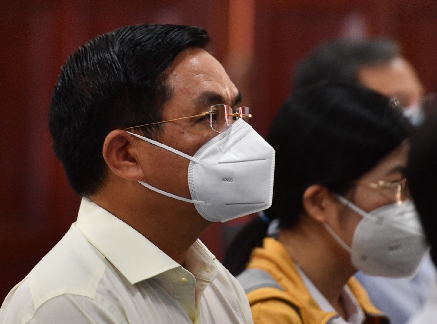 Ông Trần Vĩnh Tuyến trao đổi riêng với luật sư trước phiên tòa ảnh 4 Ong Tran Vinh Tuyen trao doi rieng voi luat su truoc phien toa anh 4