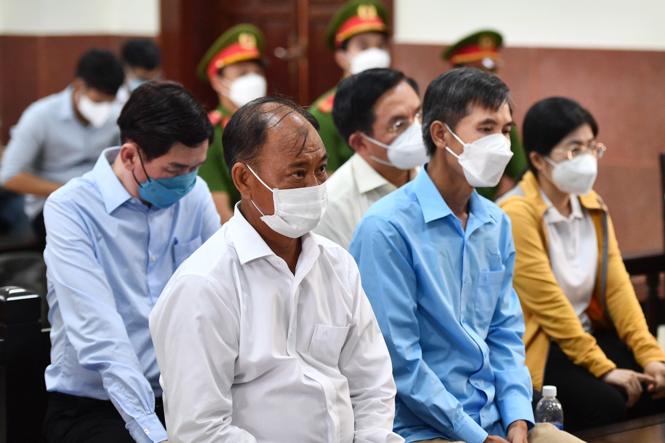 Ông Trần Vĩnh Tuyến trao đổi riêng với luật sư trước phiên tòa ảnh 8 Ong Tran Vinh Tuyen trao doi rieng voi luat su truoc phien toa anh 8
