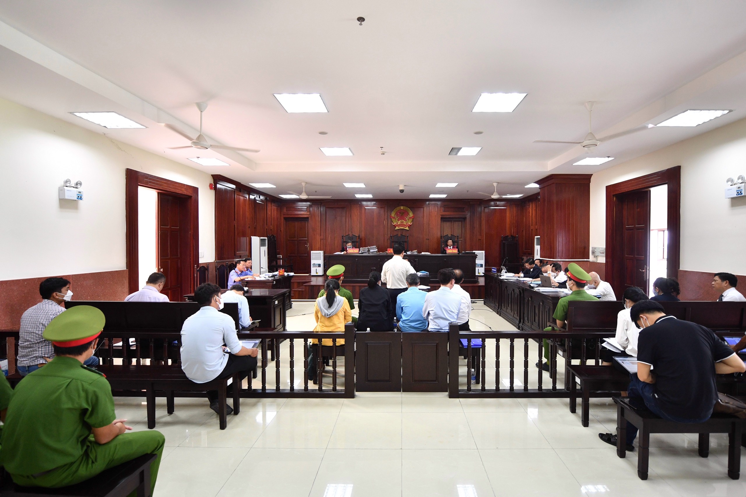 Ông Trần Vĩnh Tuyến trao đổi riêng với luật sư trước phiên tòa ảnh 1 Ong Tran Vinh Tuyen trao doi rieng voi luat su truoc phien toa anh 1