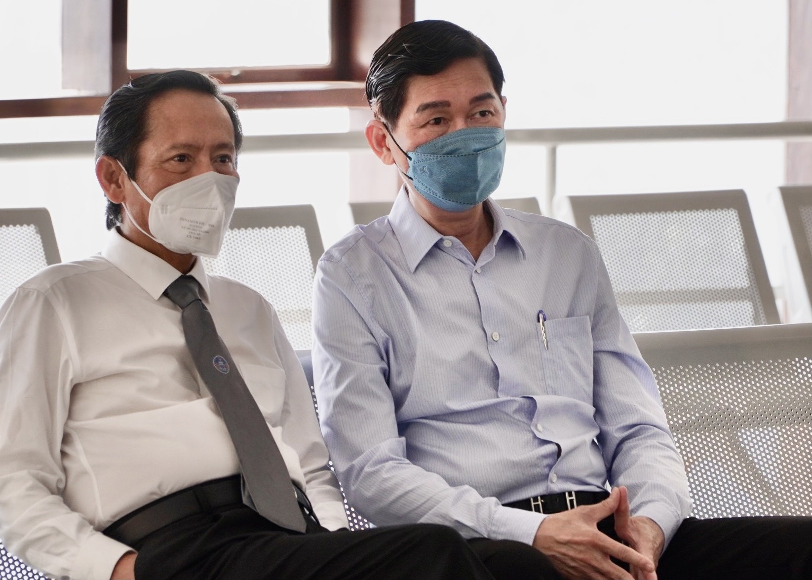 Ong Tran Vinh Tuyen trao doi rieng voi luat su truoc phien toa hinh anh