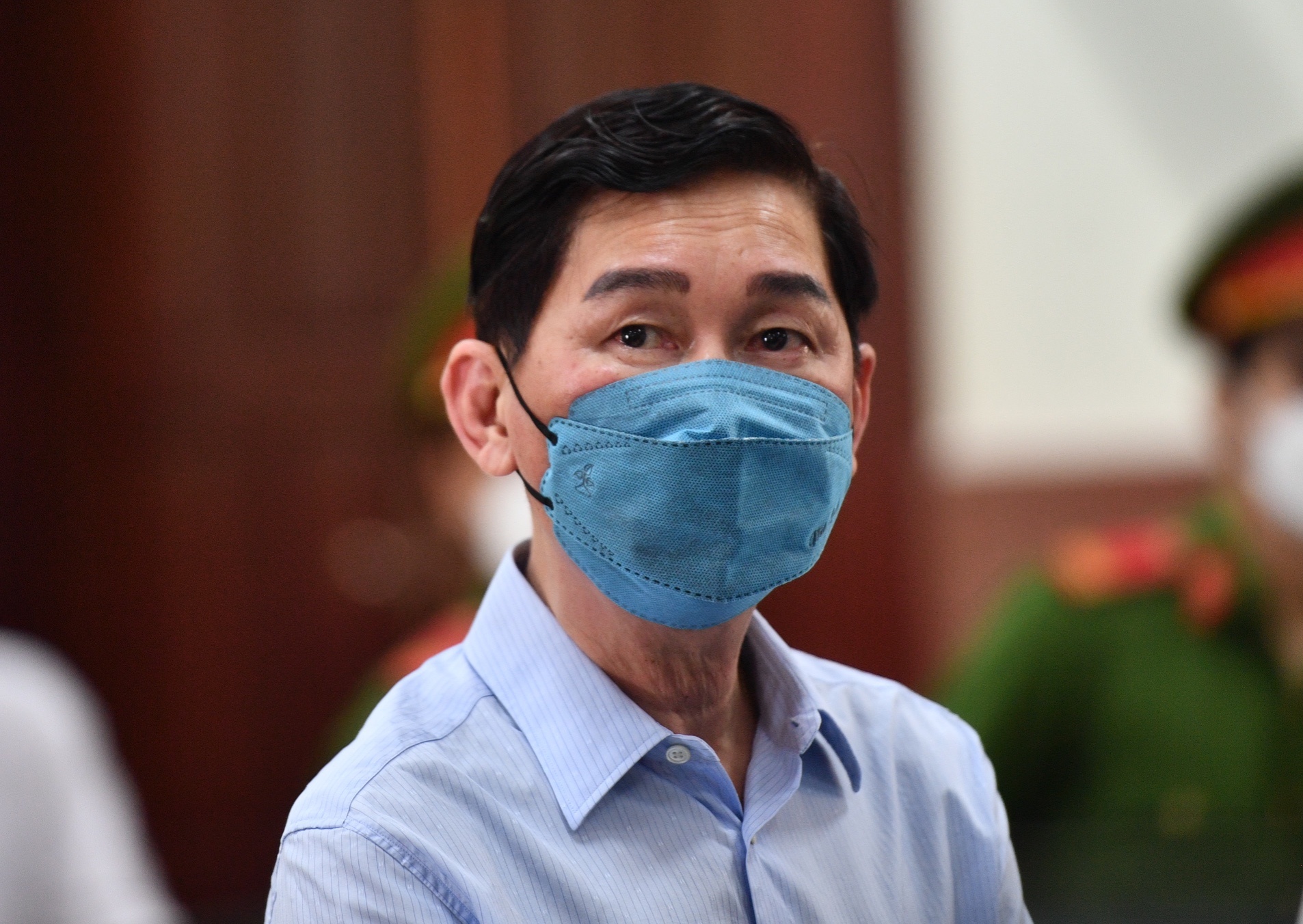 Ông Trần Vĩnh Tuyến trao đổi riêng với luật sư trước phiên tòa ảnh 7 Ong Tran Vinh Tuyen trao doi rieng voi luat su truoc phien toa anh 7