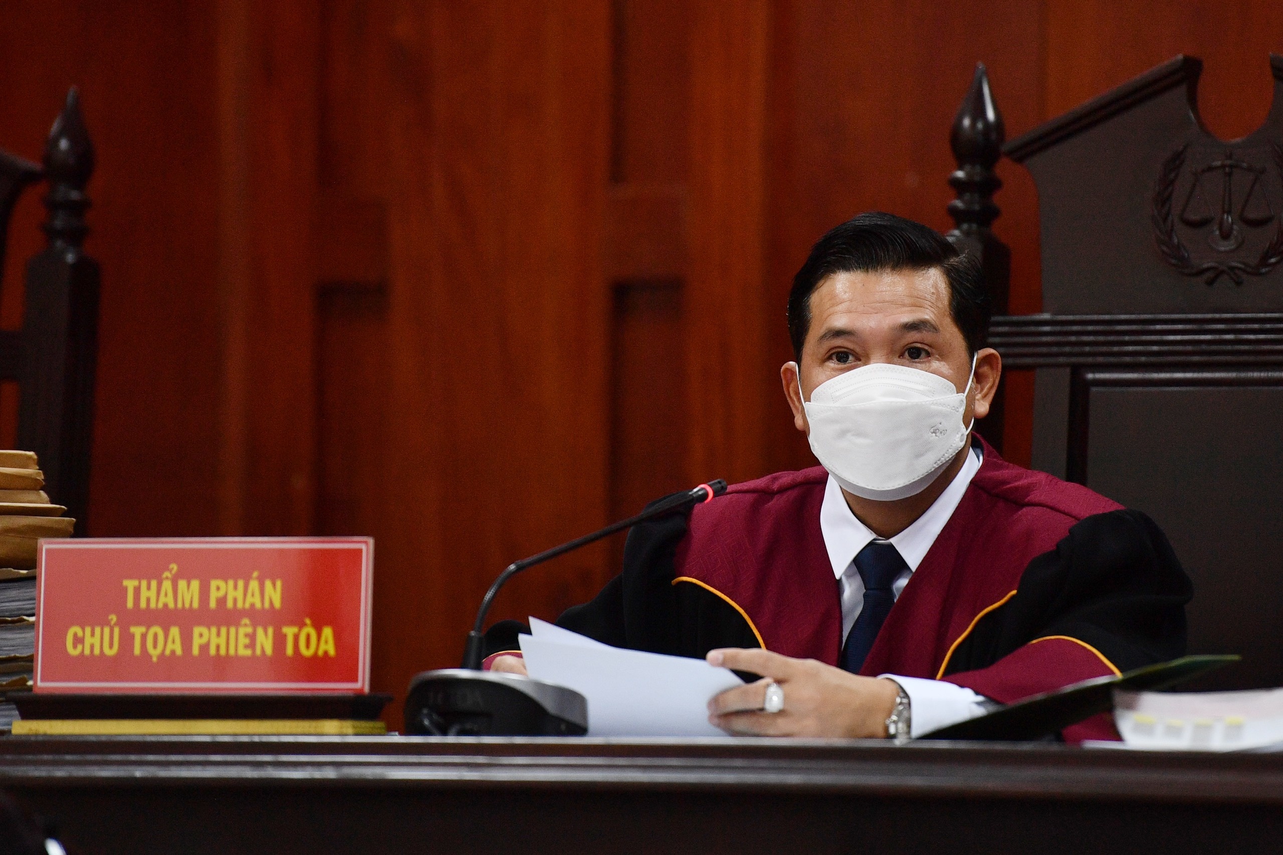 Ông Trần Vĩnh Tuyến trao đổi riêng với luật sư trước phiên tòa ảnh 2 Ong Tran Vinh Tuyen trao doi rieng voi luat su truoc phien toa anh 2