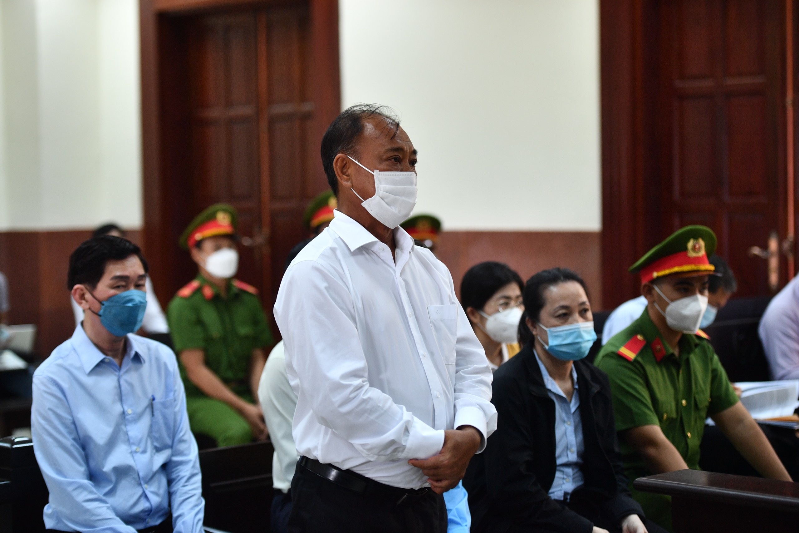Ông Trần Vĩnh Tuyến trao đổi riêng với luật sư trước phiên tòa ảnh 5 Ong Tran Vinh Tuyen trao doi rieng voi luat su truoc phien toa anh 5