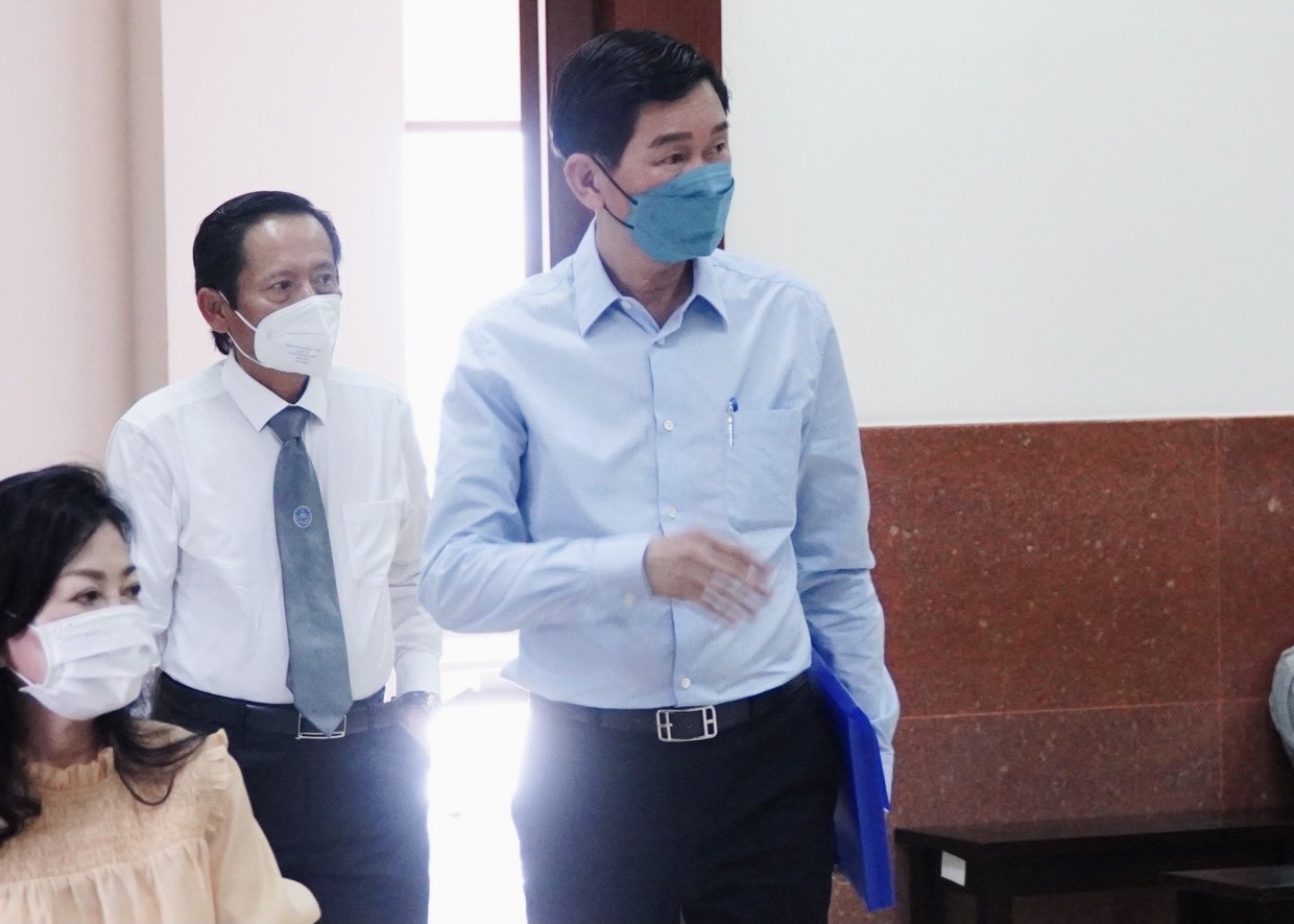 Ông Trần Vĩnh Tuyến trao đổi riêng với luật sư trước phiên tòa ảnh 3 Ong Tran Vinh Tuyen trao doi rieng voi luat su truoc phien toa anh 3
