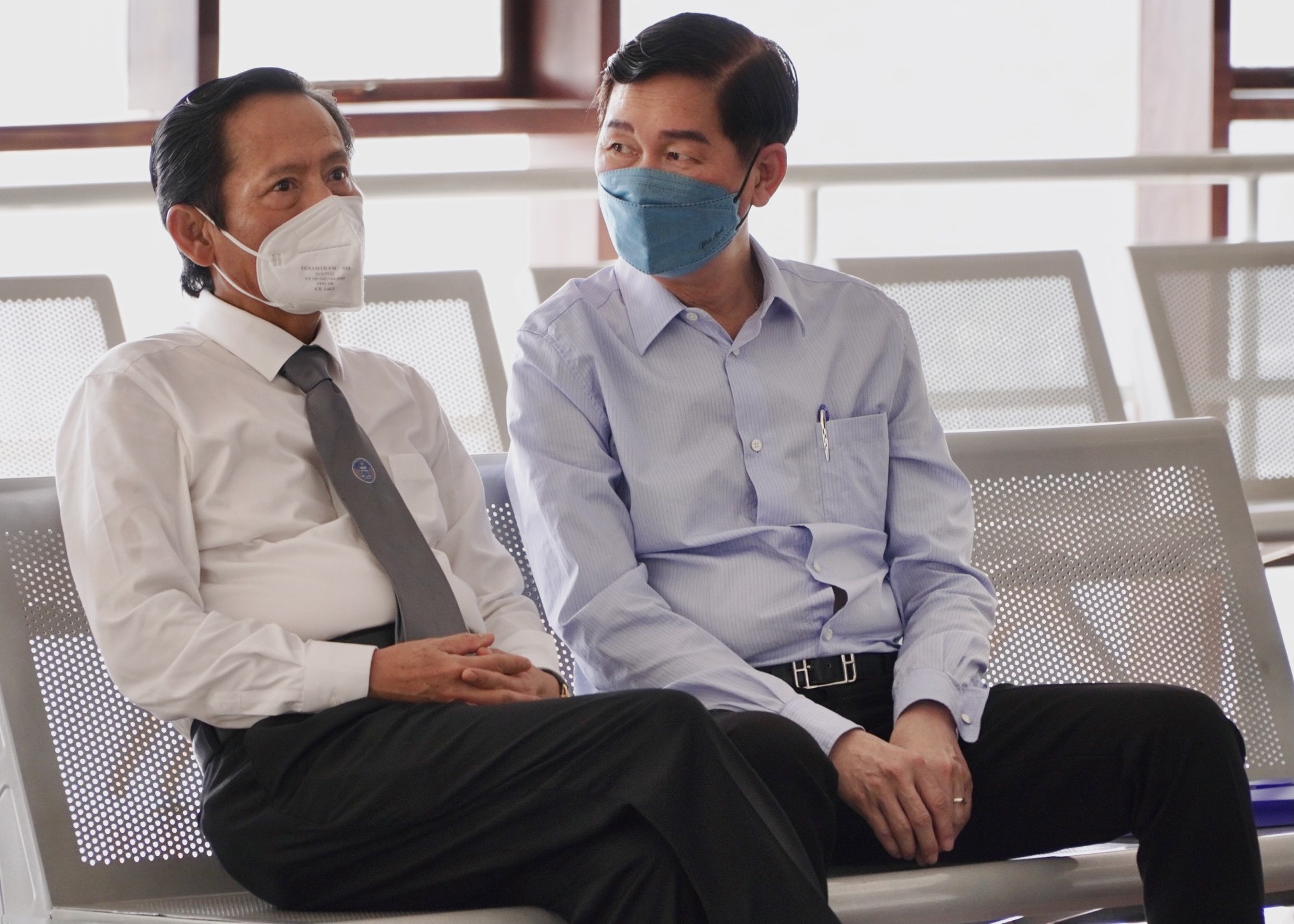 Ông Trần Vĩnh Tuyến trao đổi riêng với luật sư trước phiên tòa ảnh 6 Ong Tran Vinh Tuyen trao doi rieng voi luat su truoc phien toa anh 6