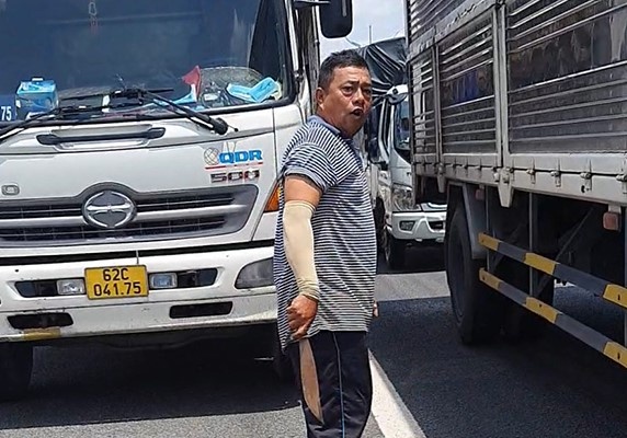 tài xế cầm dao dọa chém lái xe cứu thương ảnh 1 tai xe cam dao doa chem lai xe cuu thuong anh 1