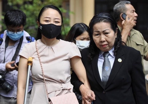 xet xu so tham vvuj tiep vien bi xe mercedec tong anh 1