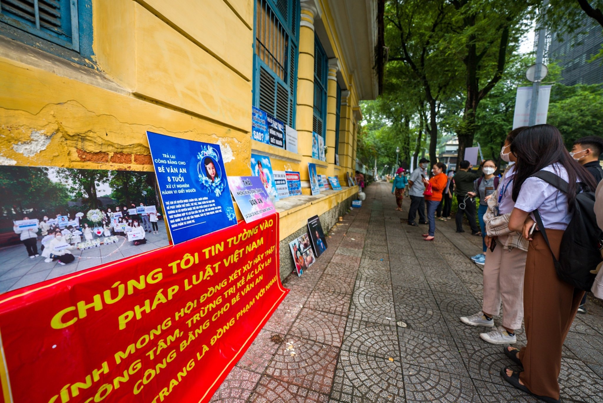 be gai 8 tuoi bi bao hanh anh 4