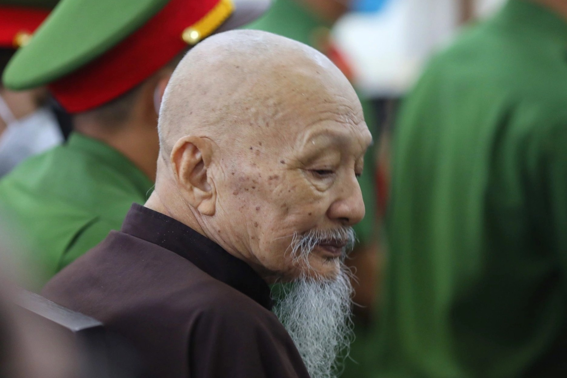 Ong Le Tung Van khang cao hinh anh