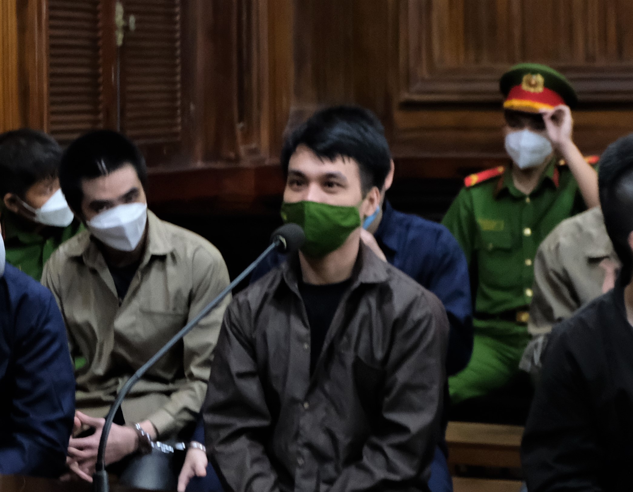 Phat tu 'Ty ba xa' va bang nhom chem nhau tu tiem game den benh vien hinh anh