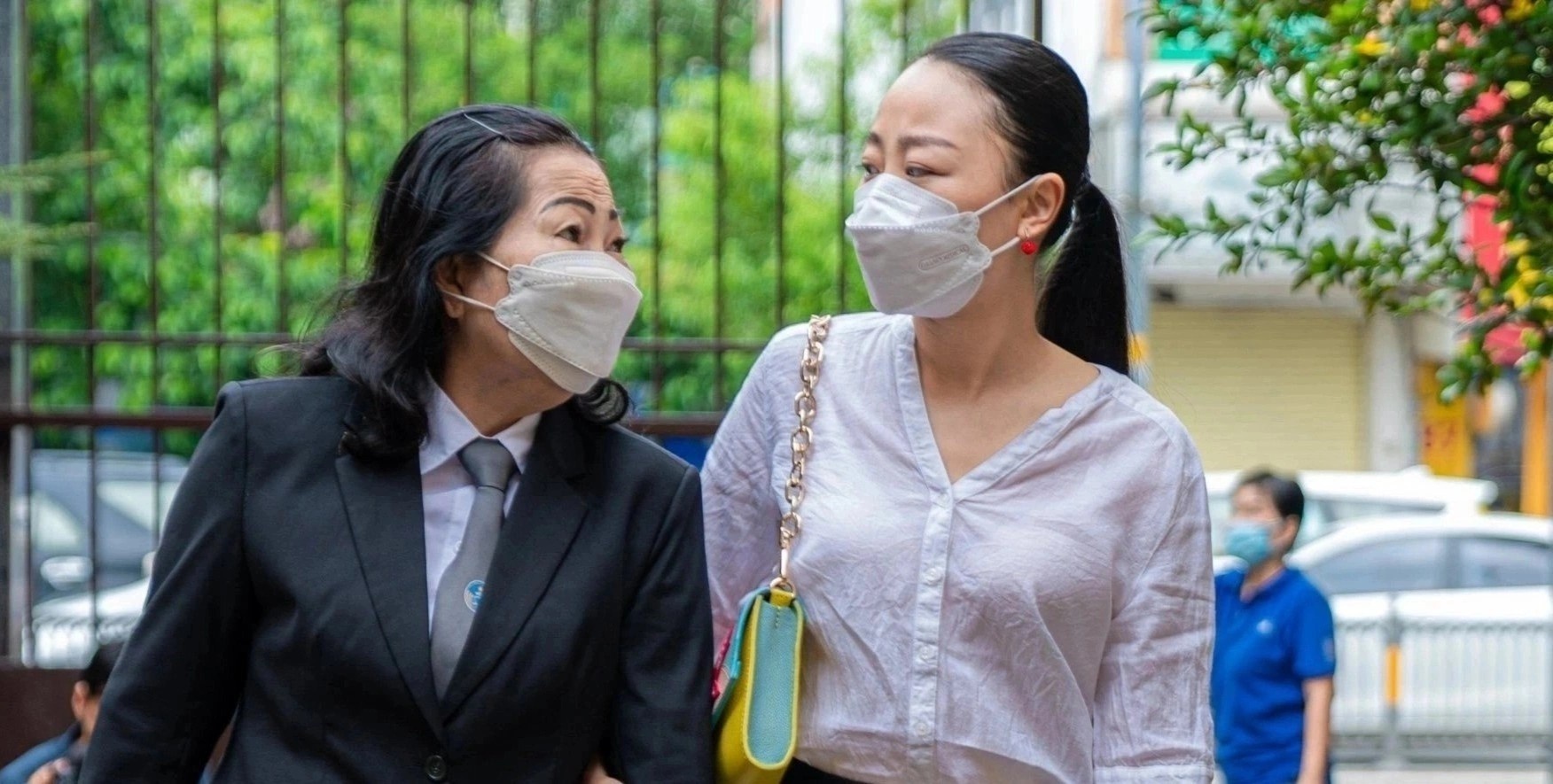 nu tiep vien hang khong bi tai xe xe mercedes tong anh 1