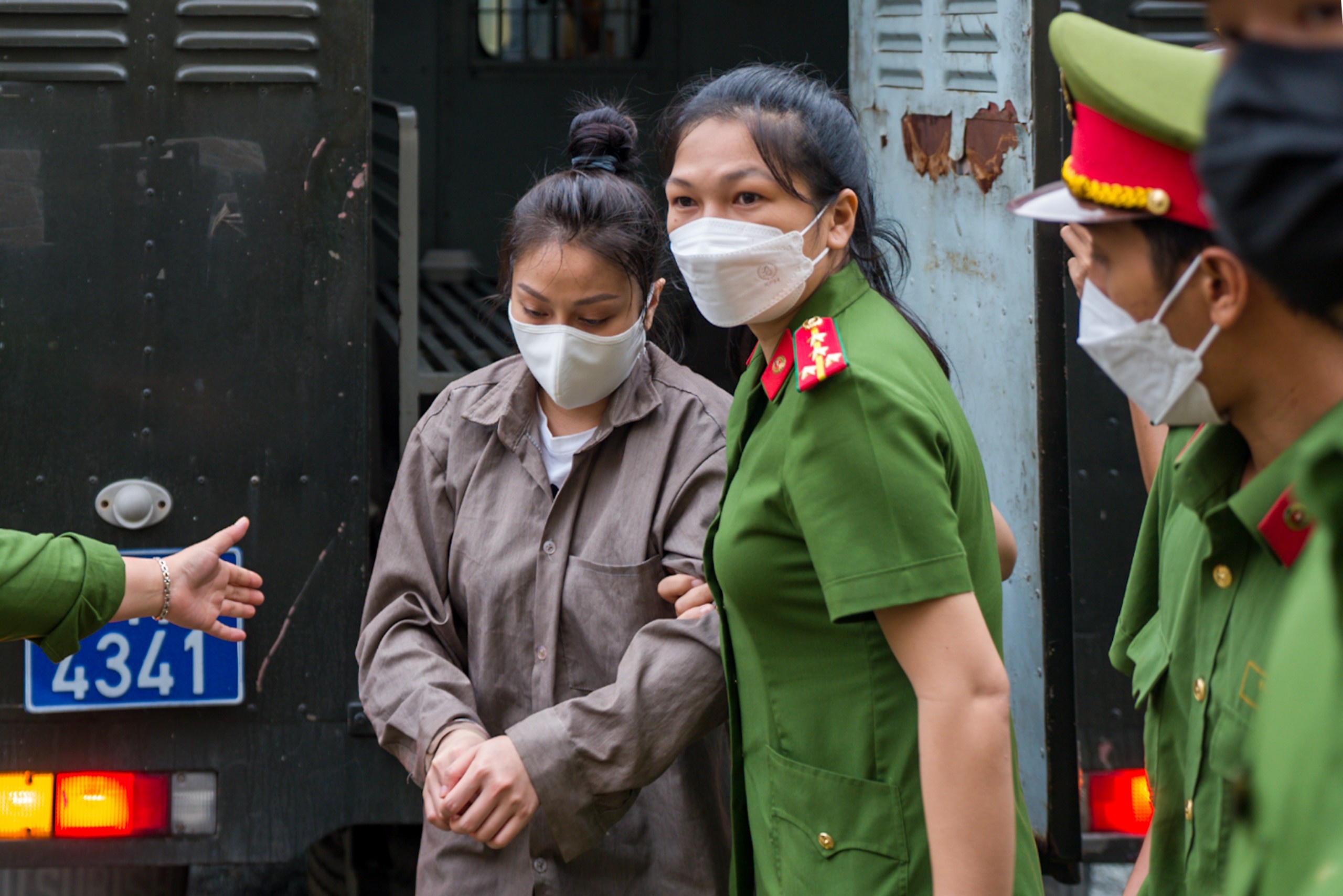 Hai bi cao bao hanh be gai 8 tuoi o TP.HCM hau toa ngay mai hinh anh