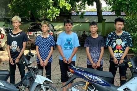 Bat giu nhom tuoi teen dung dao di cuop tai san hinh anh