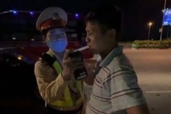 Hai tai xe xe khach tren cao toc co nong do con kich khung hinh anh