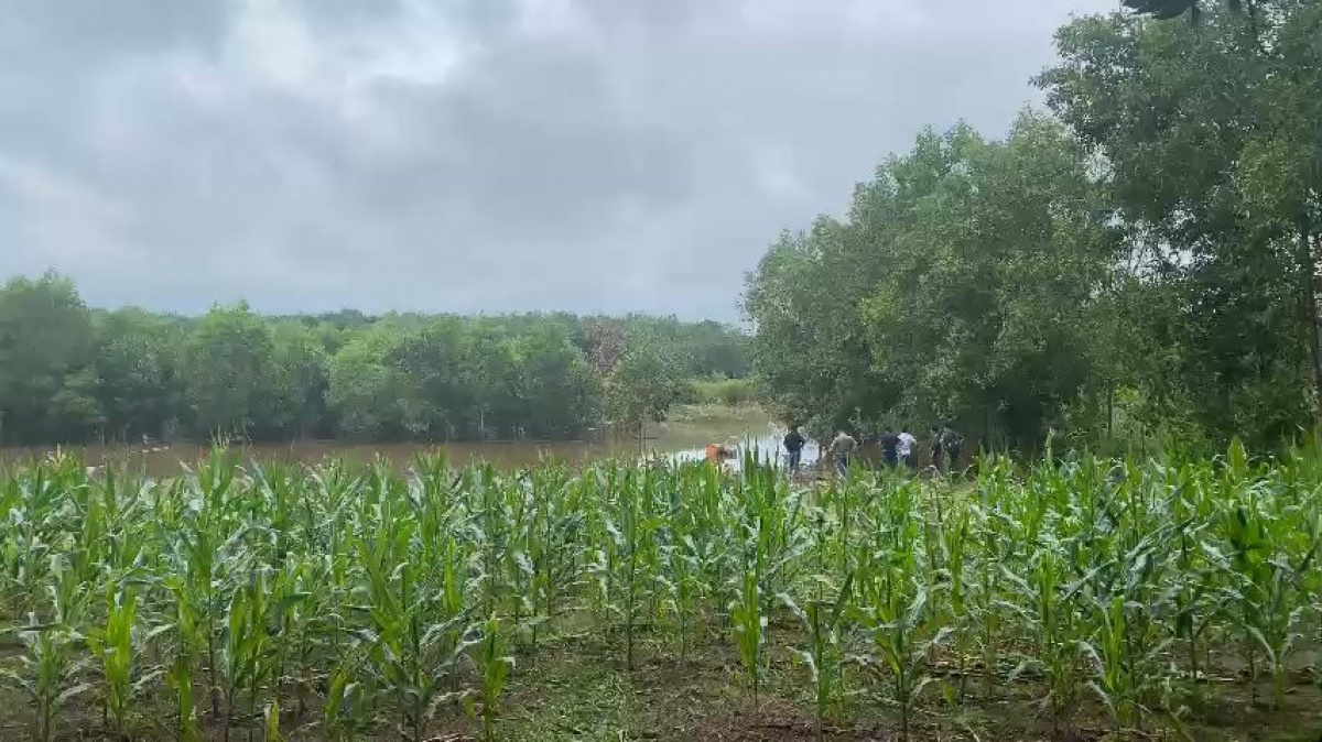 Cong an dieu tra vu thi the nguoi dan ong noi tren mat nuoc hinh anh