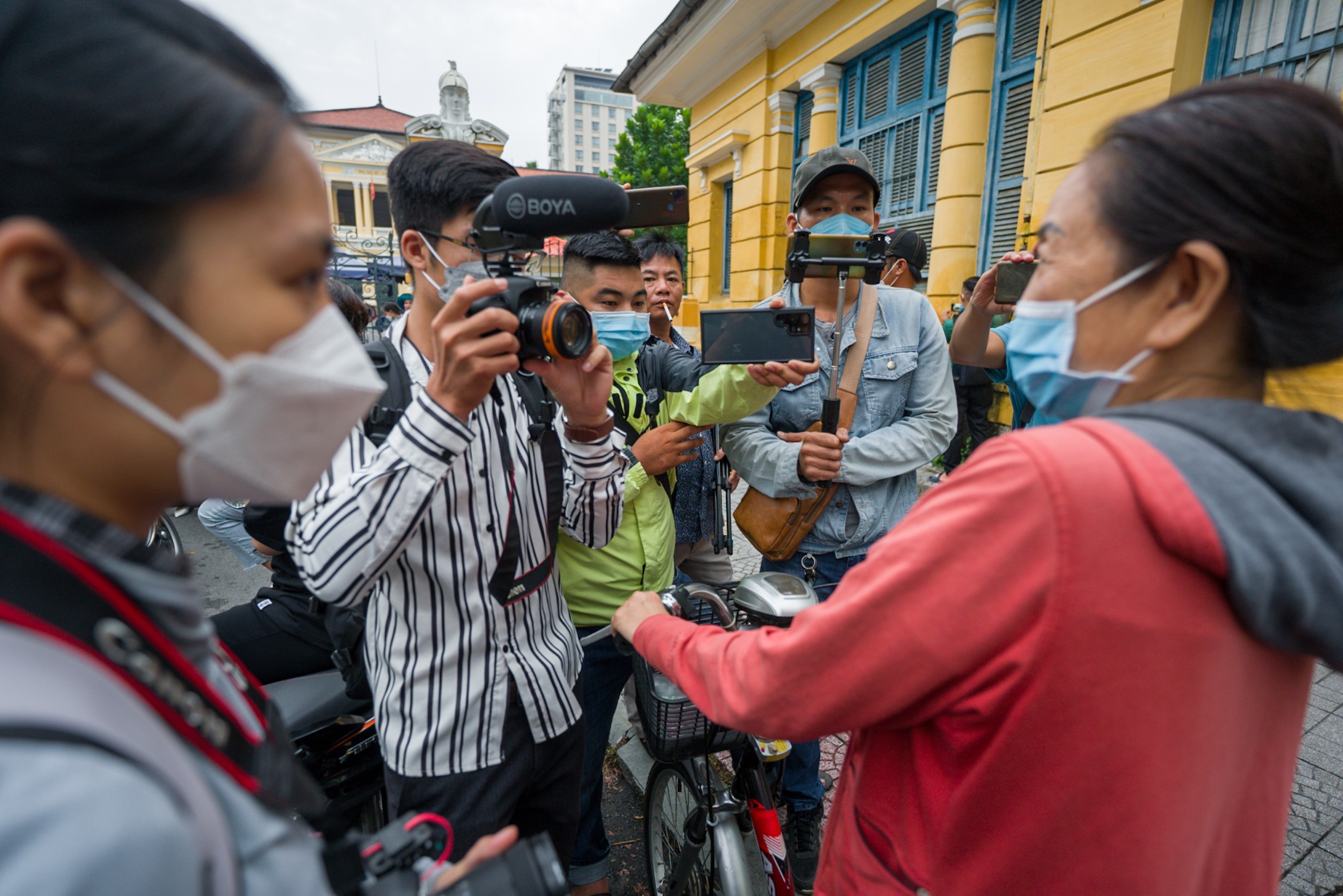 Den toa tu 5h sang de theo doi phien xu vu bao hanh be gai 8 tuoi hinh anh