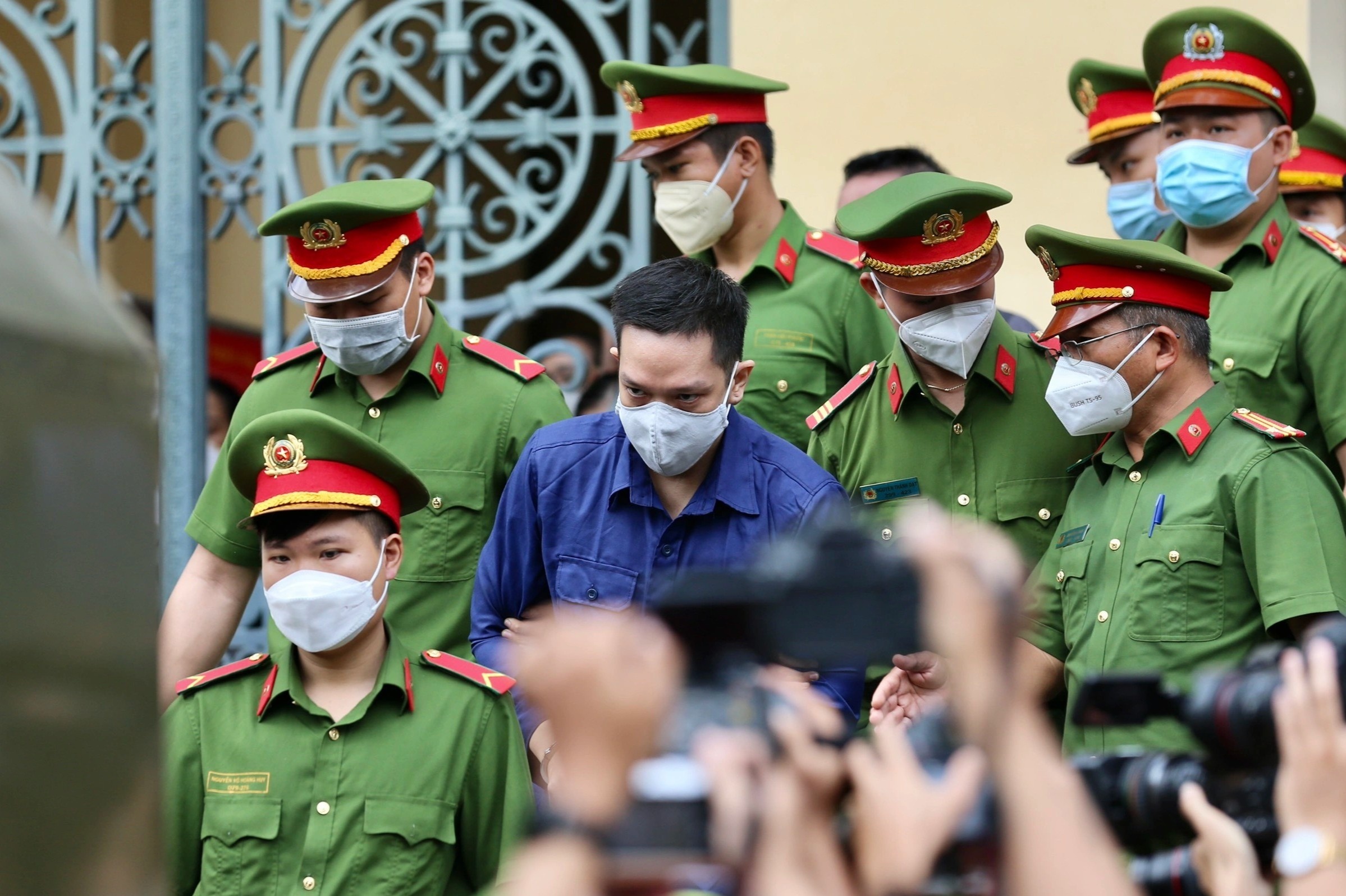 Hang chuc canh sat ap giai bi cao vu bao hanh be gai roi toa hinh anh