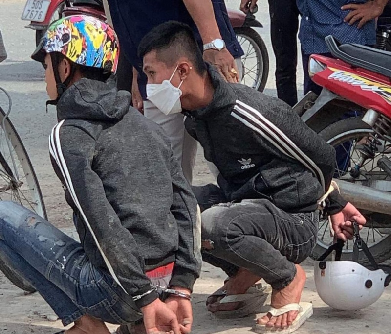 Hai ten cuop bi bat vi xe bat ngo dut xich hinh anh