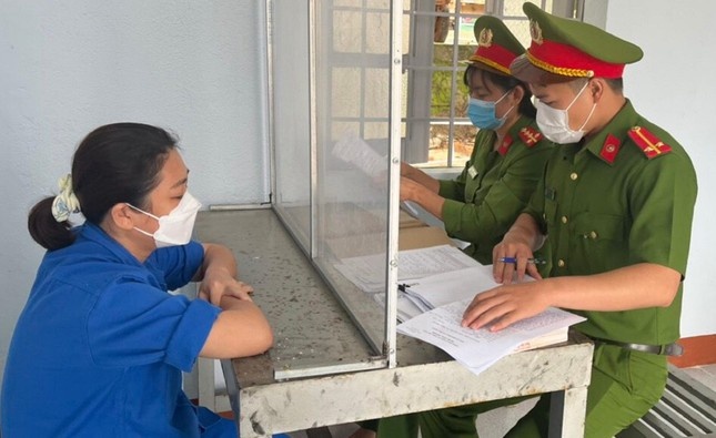 Hai phu nu lua hang loat tiem vang hinh anh