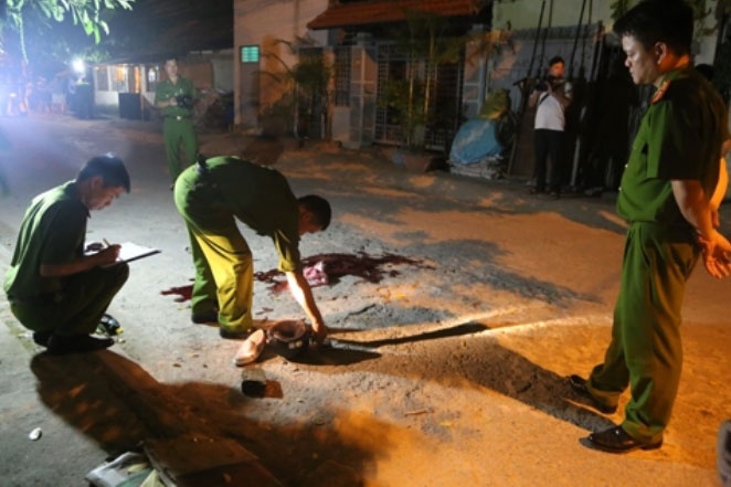 Bat 2 thanh nien trong vu hon chien hinh anh