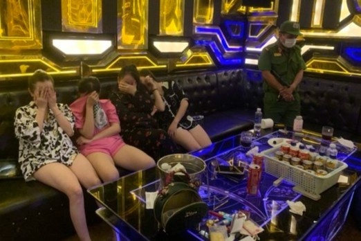 8 nam nu phe ma tuy trong quan karaoke hinh anh