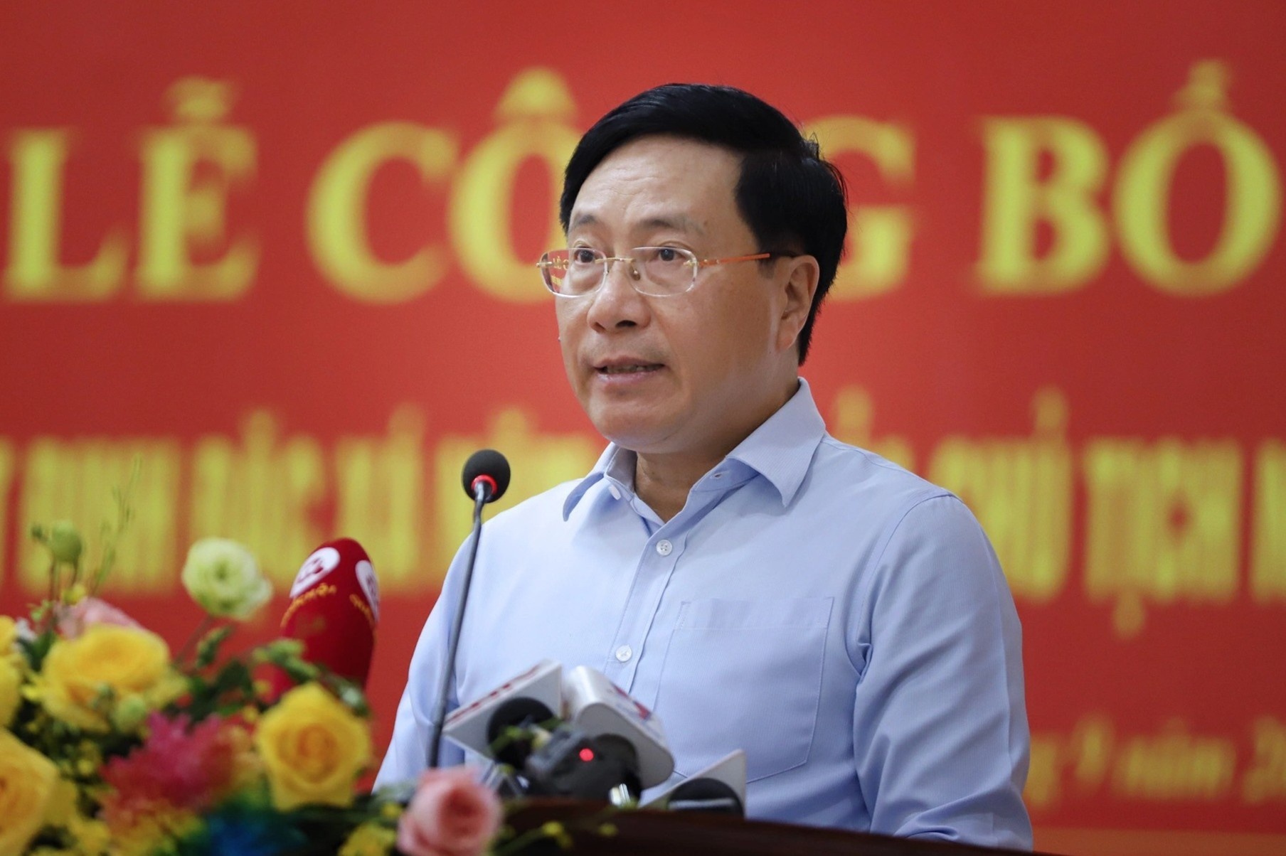 Pho thu tuong Pham Binh Minh dan do nguoi ra tu trong ngay dac xa hinh anh