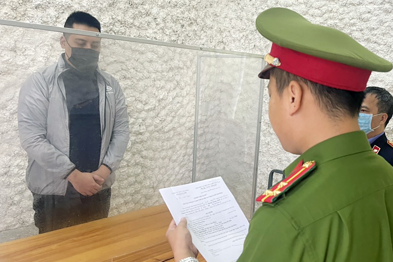 Nhan vien Giao Hang Tiet Kiem 'rut ruot' hon 1,3 ty dong hinh anh