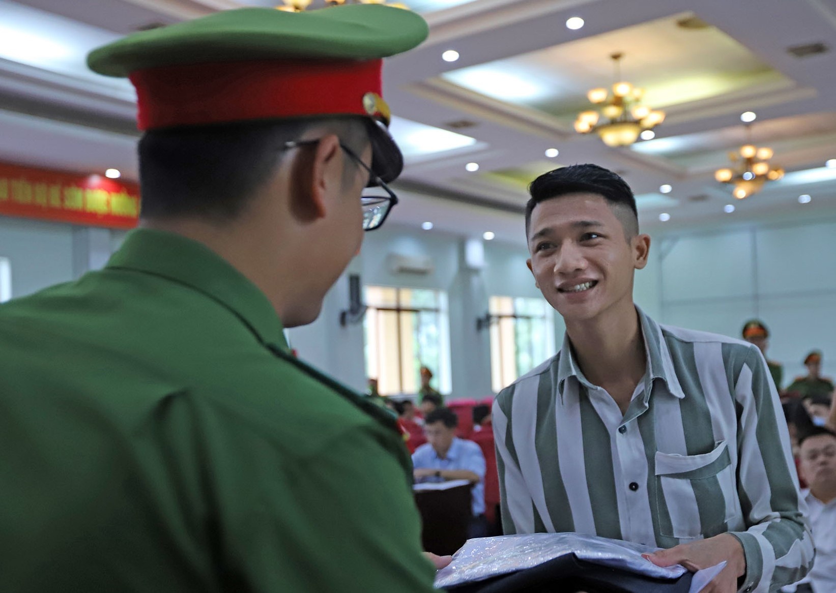 Nuoc mat ngay dac xa va hanh trinh ve thap nen huong len ban tho me hinh anh