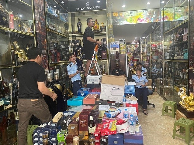 Tam giu luong lon ruou ngoai va xi ga vi pham hinh anh