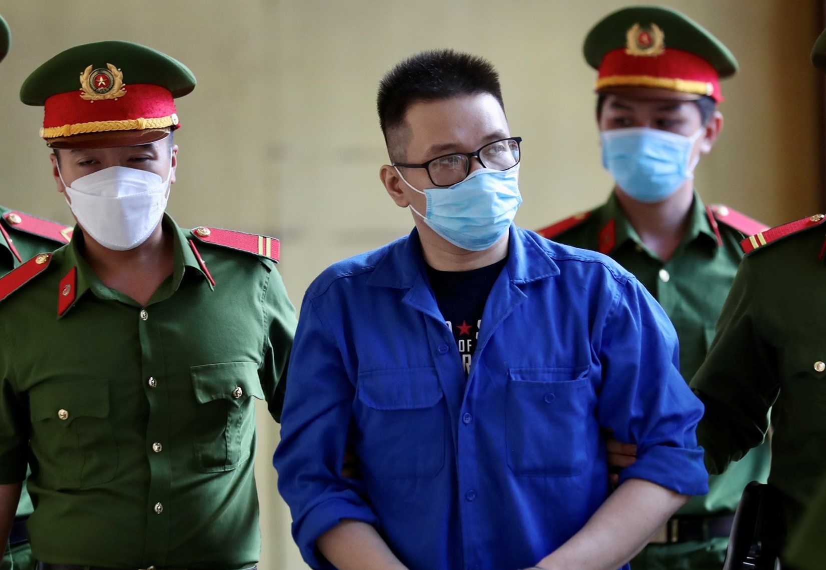 Canh sat ap giai Nham Hoang Khang den toa hinh anh