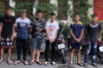 Bat giu nhom thanh nien mang dao di giai quyet mau thuan hinh anh