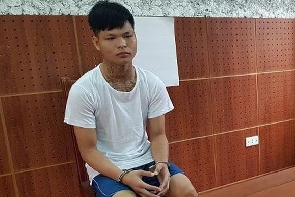 Giai cuu co gai tre bi ban vao quan karaoke hinh anh