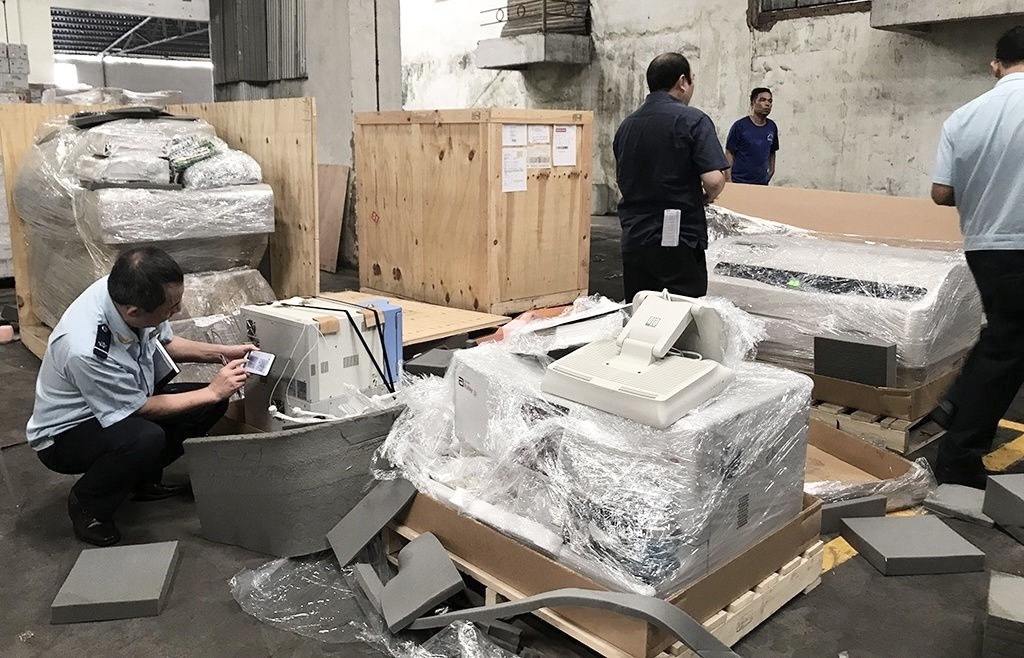 Cuu canh sat cam dau vu nhap lau hon 1.200 container hinh anh