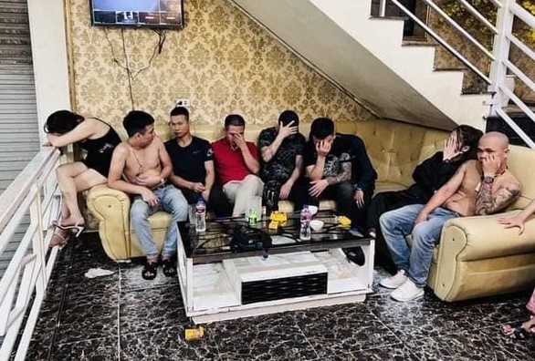 39 nam nu ‘mo tiec’ ma tuy trong quan karaoke, 6 nguoi bi khoi to hinh anh