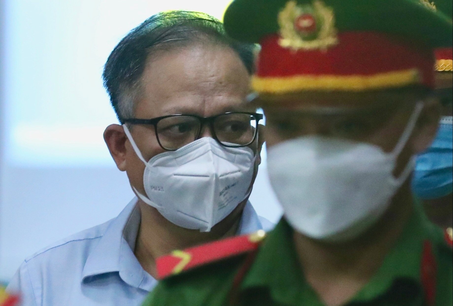 Canh sat ap giai ong Tat Thanh Cang den toa hinh anh