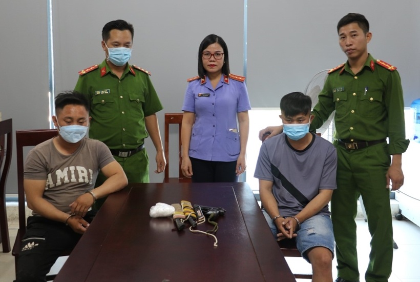 Bat giu cac doi tuong buon ma tuy co su dung vu khi nong hinh anh