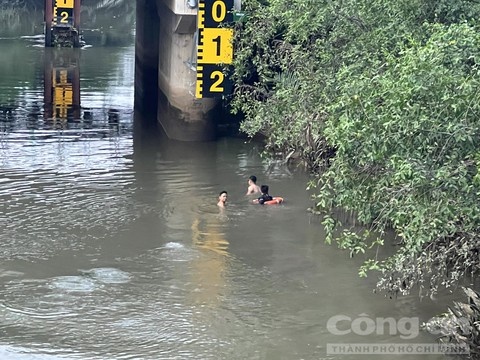 be gai mat tich anh 1