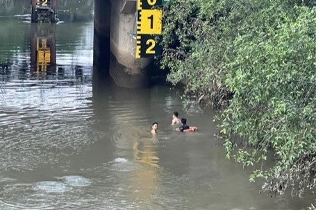 Cong an lan tim be gai 2 tuoi mat tich o TP Thu Duc hinh anh