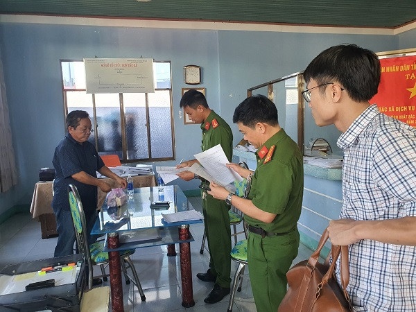 nhận tiền của tài xế ảnh 1 nhan tien cua tai xe anh 1