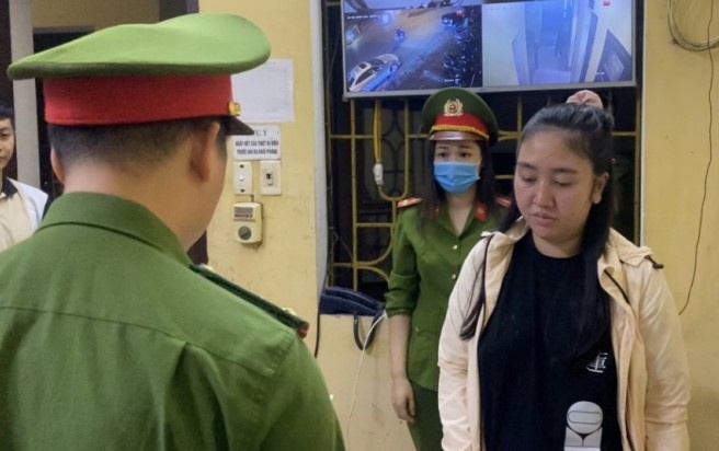 Giam doc loi dung chuyen bay giai cuu de lua dao hinh anh