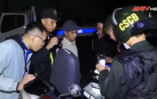 Chu quan karaoke cho hang loat tiep vien vay lai nang hinh anh