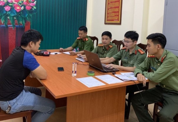 2 nguoi thong tin sai su that ve thi truong tai chinh hinh anh