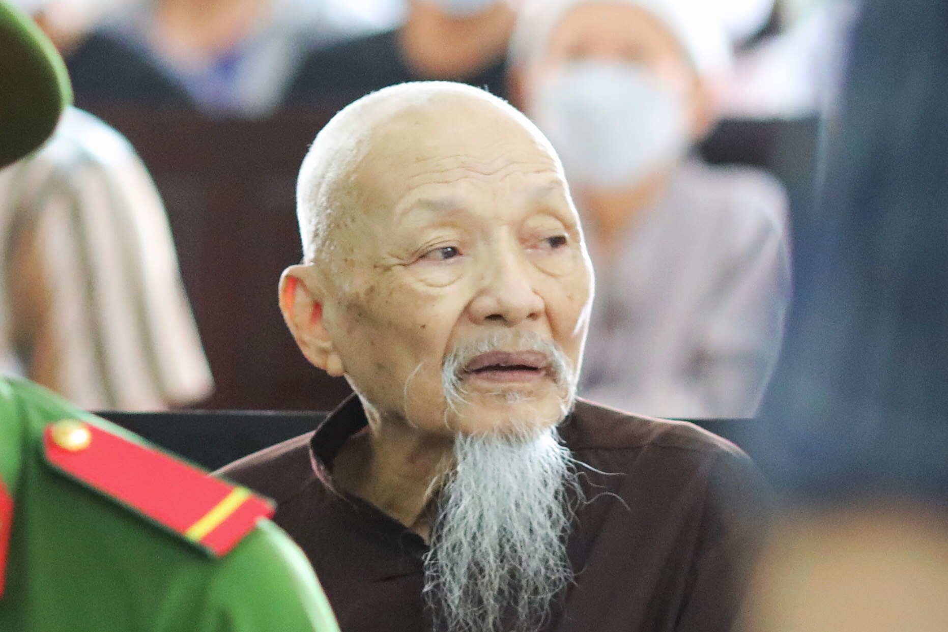 Ong Le Tung Van sap hau toa phuc tham hinh anh