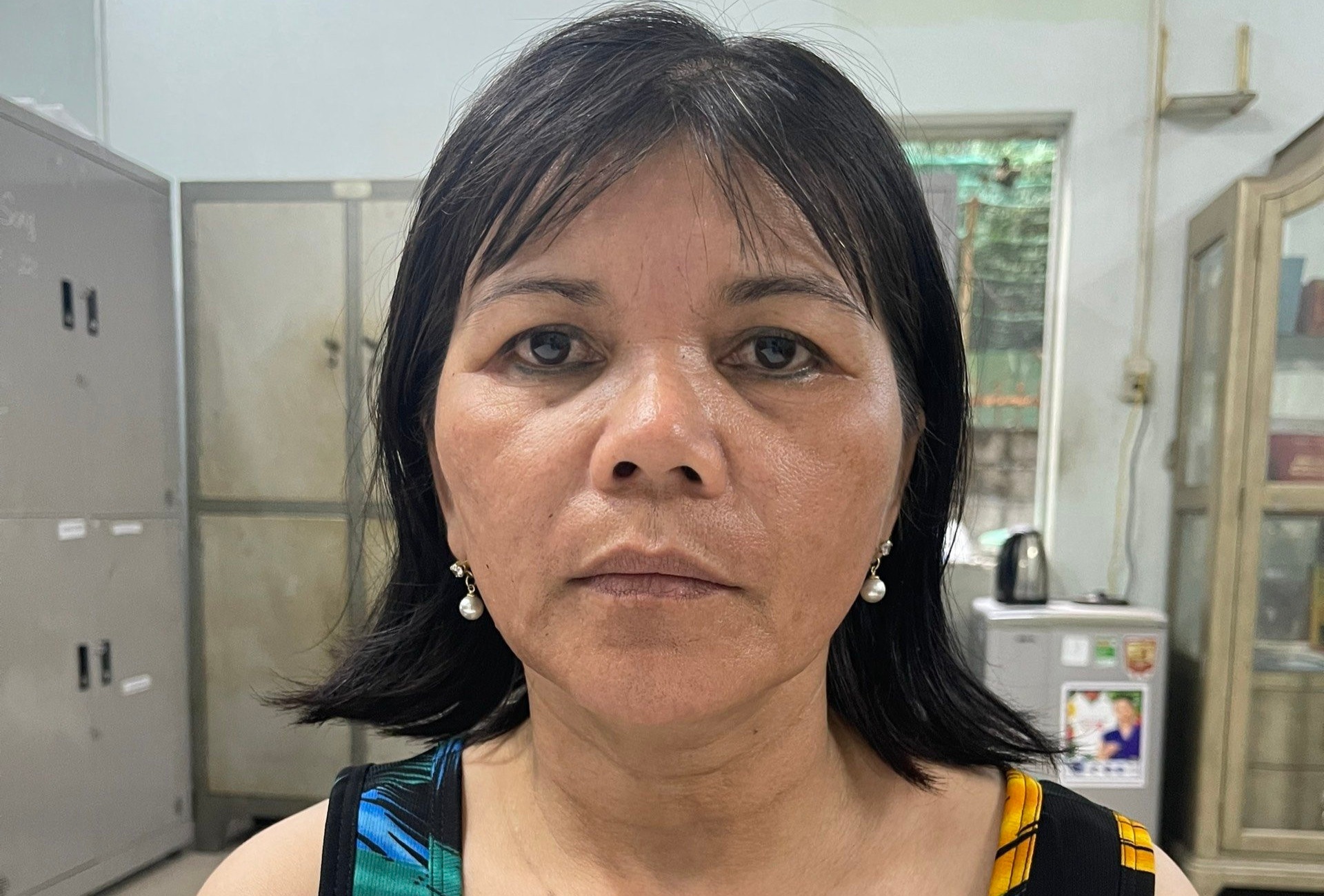 Bat giu nguoi phu nu trom dien thoai khi di mua hang hinh anh