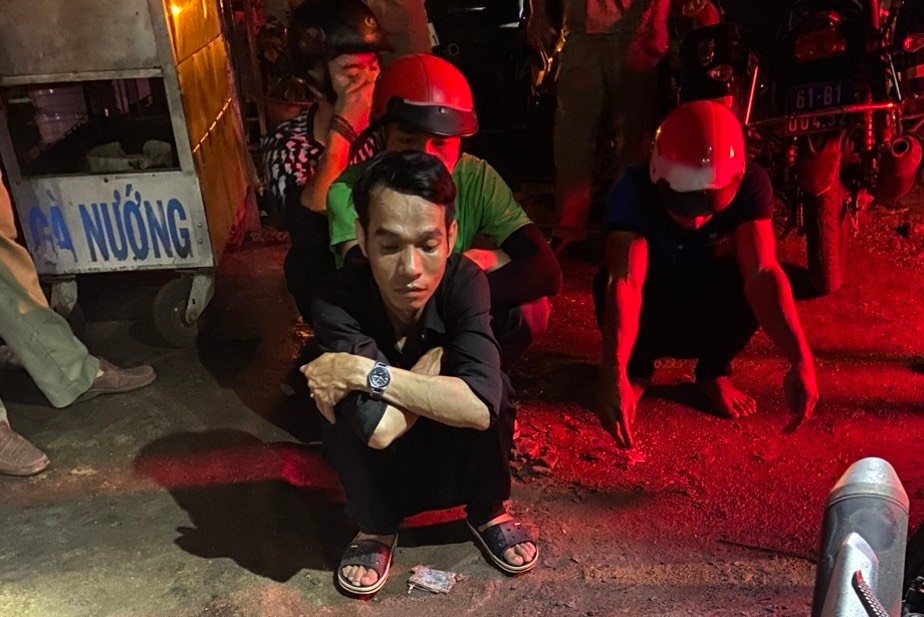 Nhom thanh nien mang hung khi di giai quyet mau thuan hinh anh