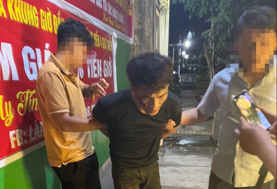 Bat giu nam thanh nien mua ban ma tuy co tang tru sung dan hinh anh