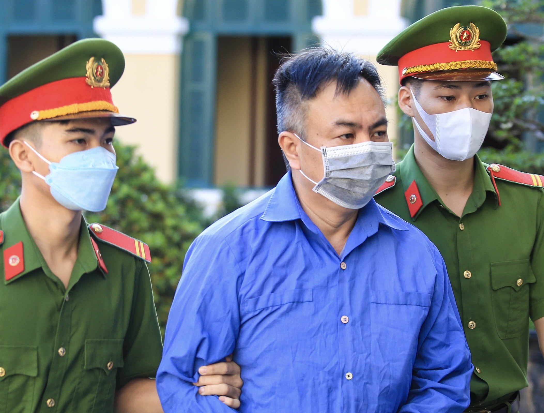 Cuu giam doc Benh vien Mat TP.HCM gui loi xin loi cha me, dong nghiep hinh anh