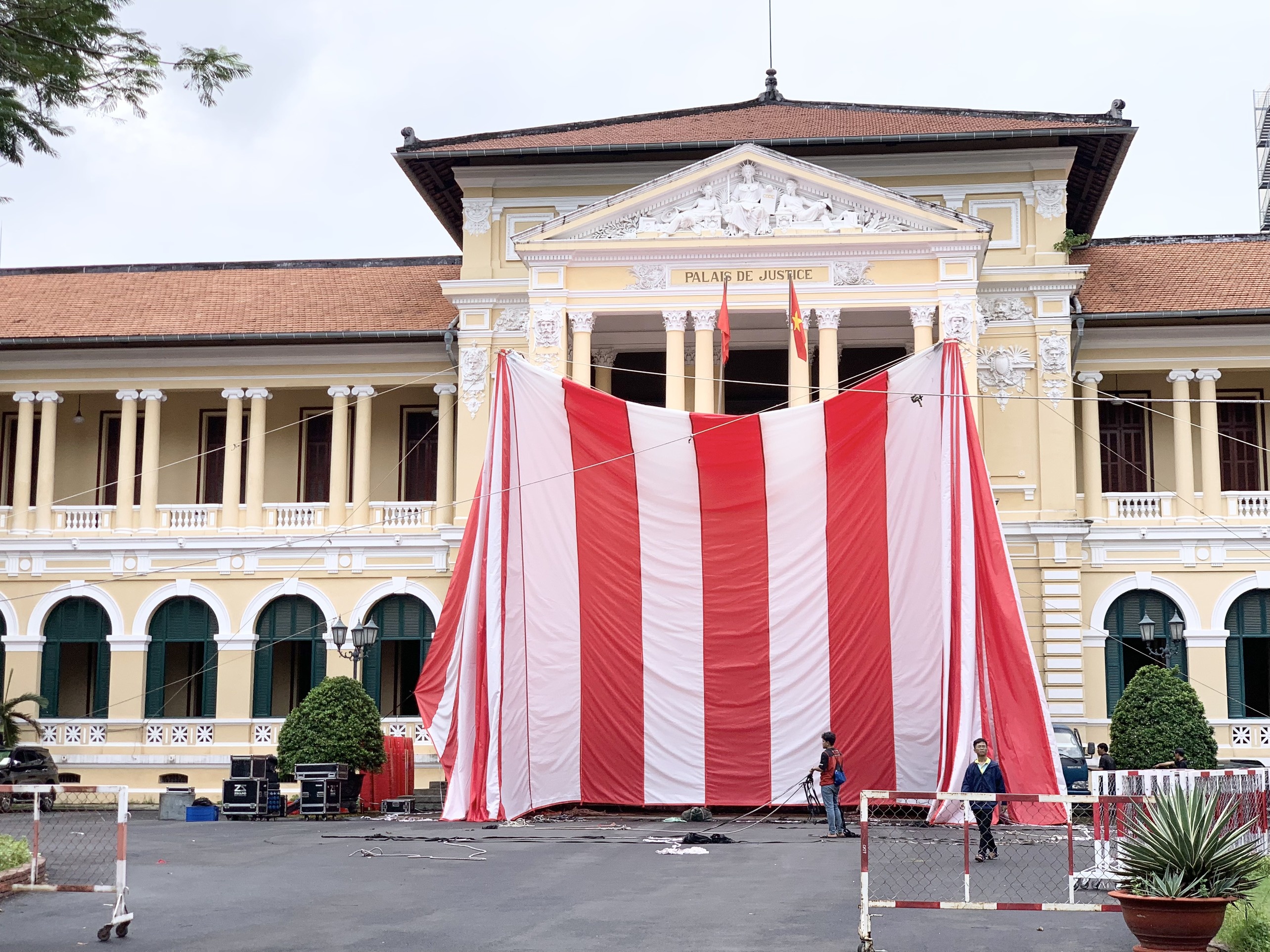 Toa dung rap, lap man hinh LED phuc vu xet xu vu be gai bi bao hanh hinh anh