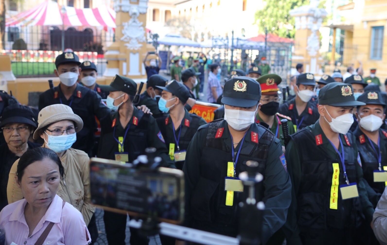 Hang tram canh sat dam bao an ninh phien xu vu bao hanh be gai hinh anh
